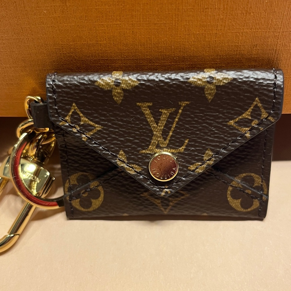 Authentic New Louis Vuitton Monogram Key chawith Gold Hardware. - Picture 2 of 4